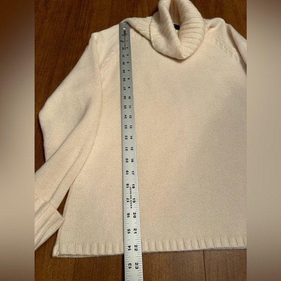 Banana Republic 100% Cashmere lightweight Turtleneck Sweater - Picture 4 of 6